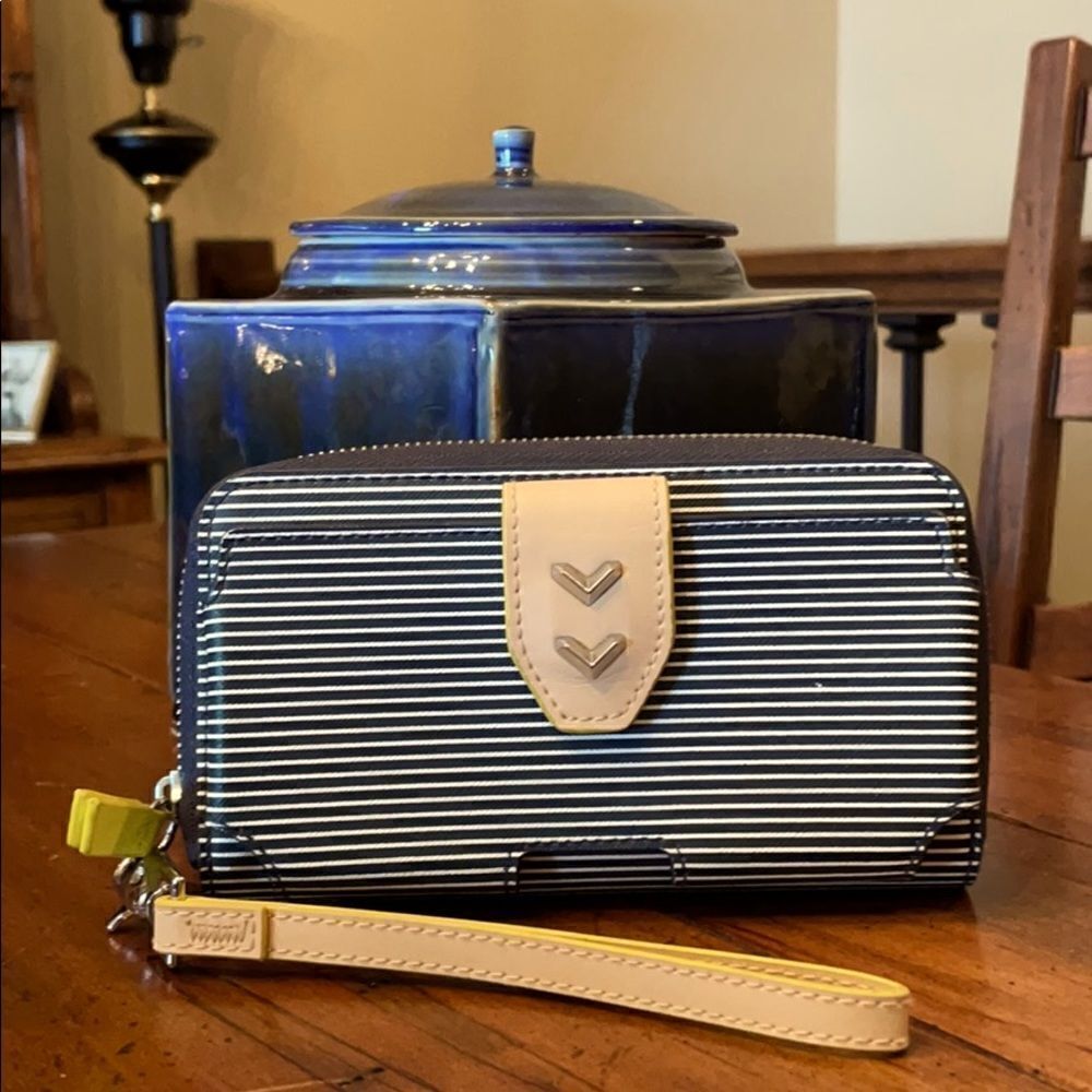 Stella & Dot Navy Stripe Madison Tech Wristlet